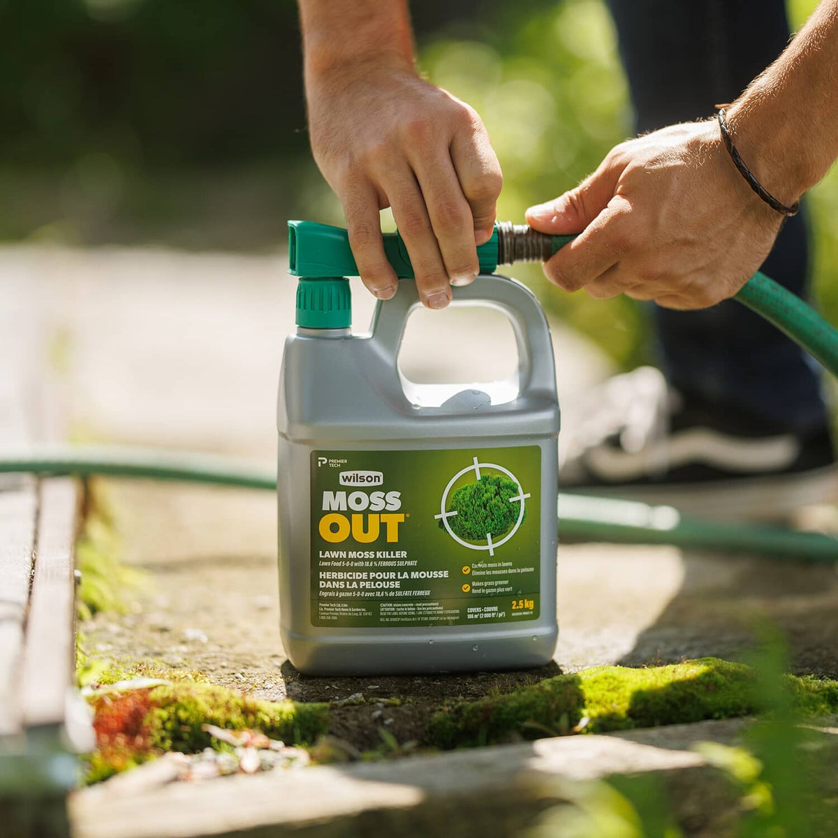 MossOut Moss Control - with Lawn Food, 2 L