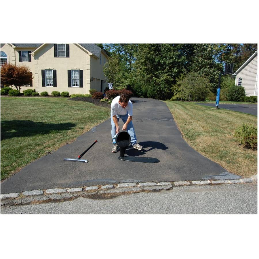 Drive-Maxx 700 Resurfacing Asphalt Filler & Sealer - 17 L