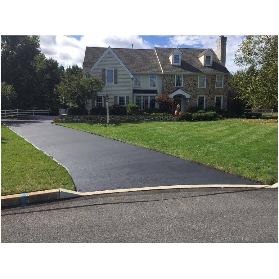 Drive-Maxx 700 Resurfacing Asphalt Filler & Sealer - 17 L